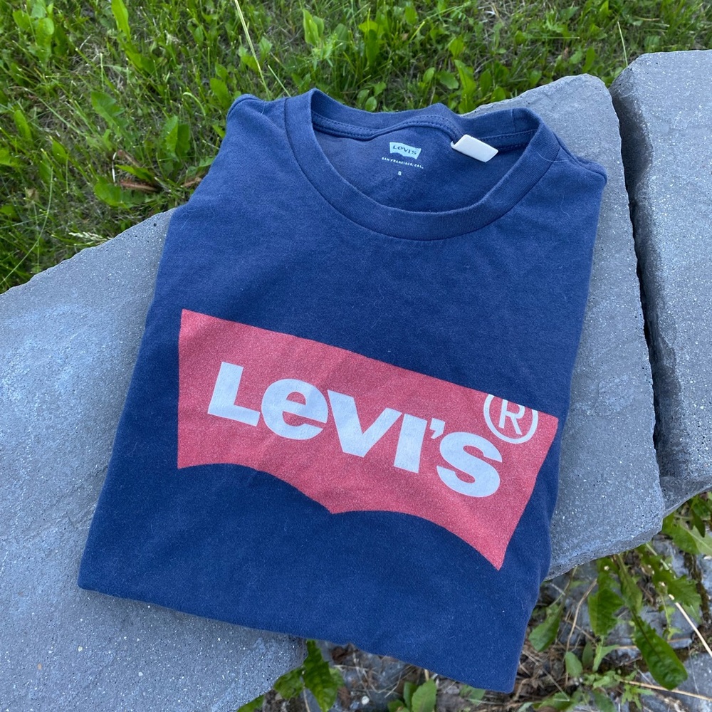 Levi’s Dark Blue Tee 💙